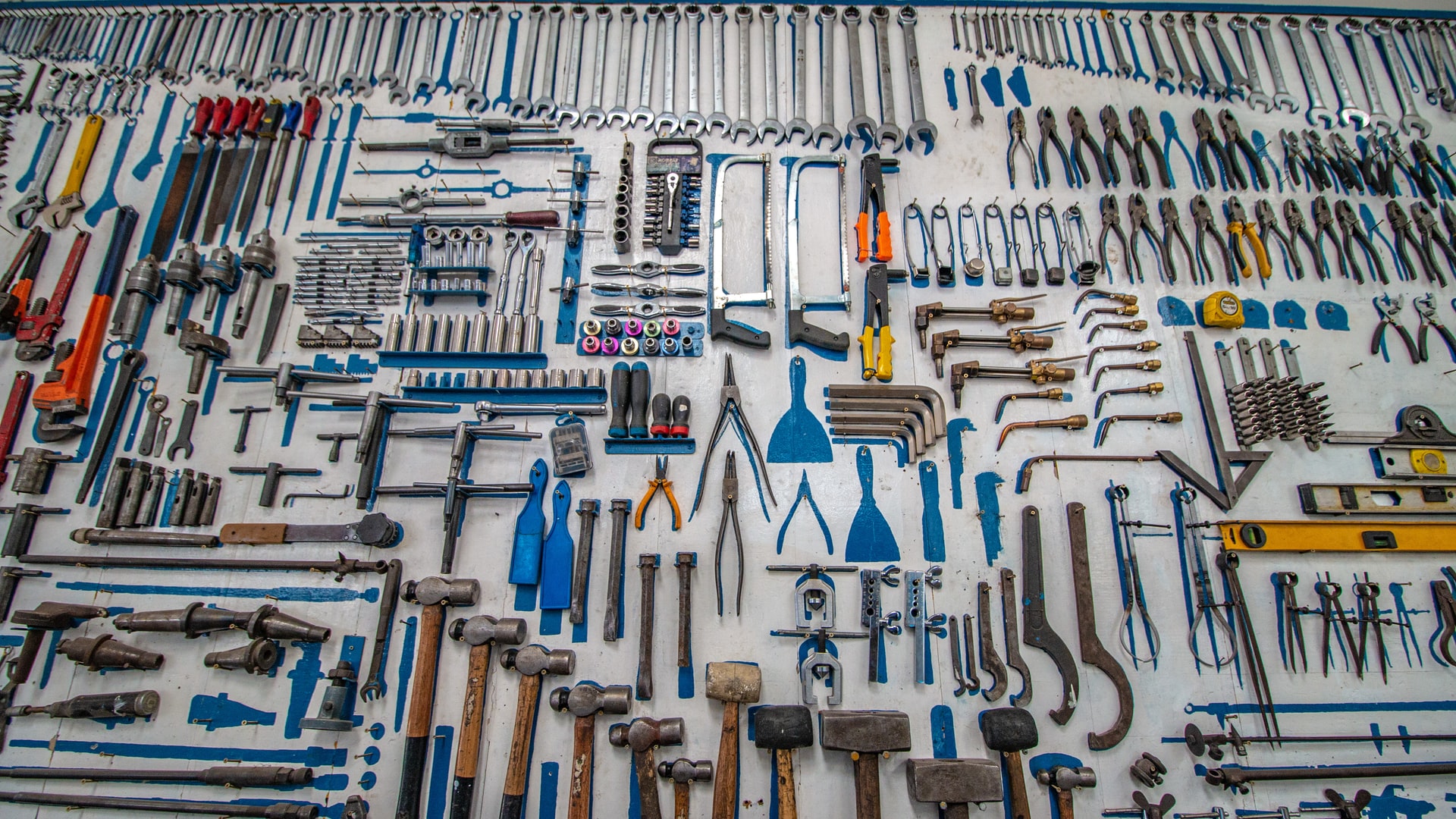 data points and tools on a table, to visualise the complexity of data health / business cloud 